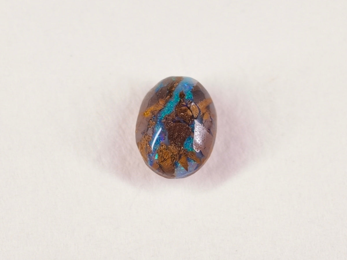Opale boulder d’Australie — ovale — 7,8 × 6 × 2,9 mm