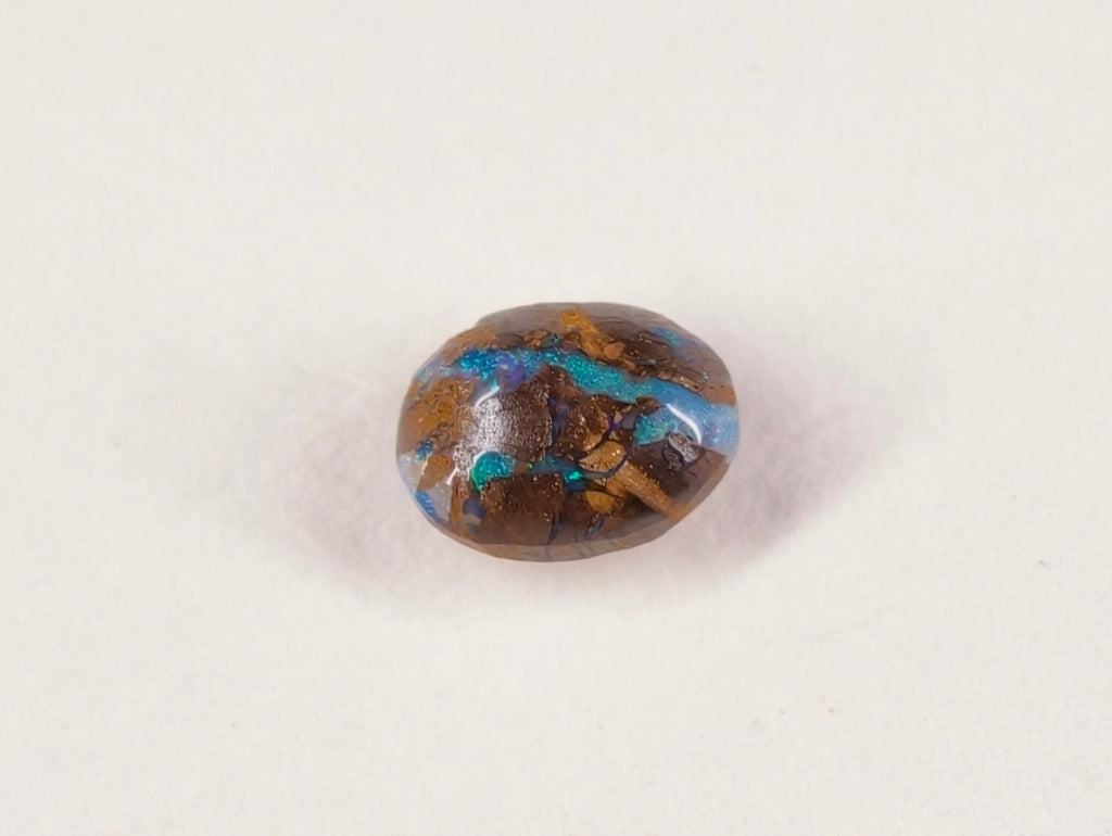 Opale boulder d’Australie — ovale — 7,8 × 6 × 2,9 mm