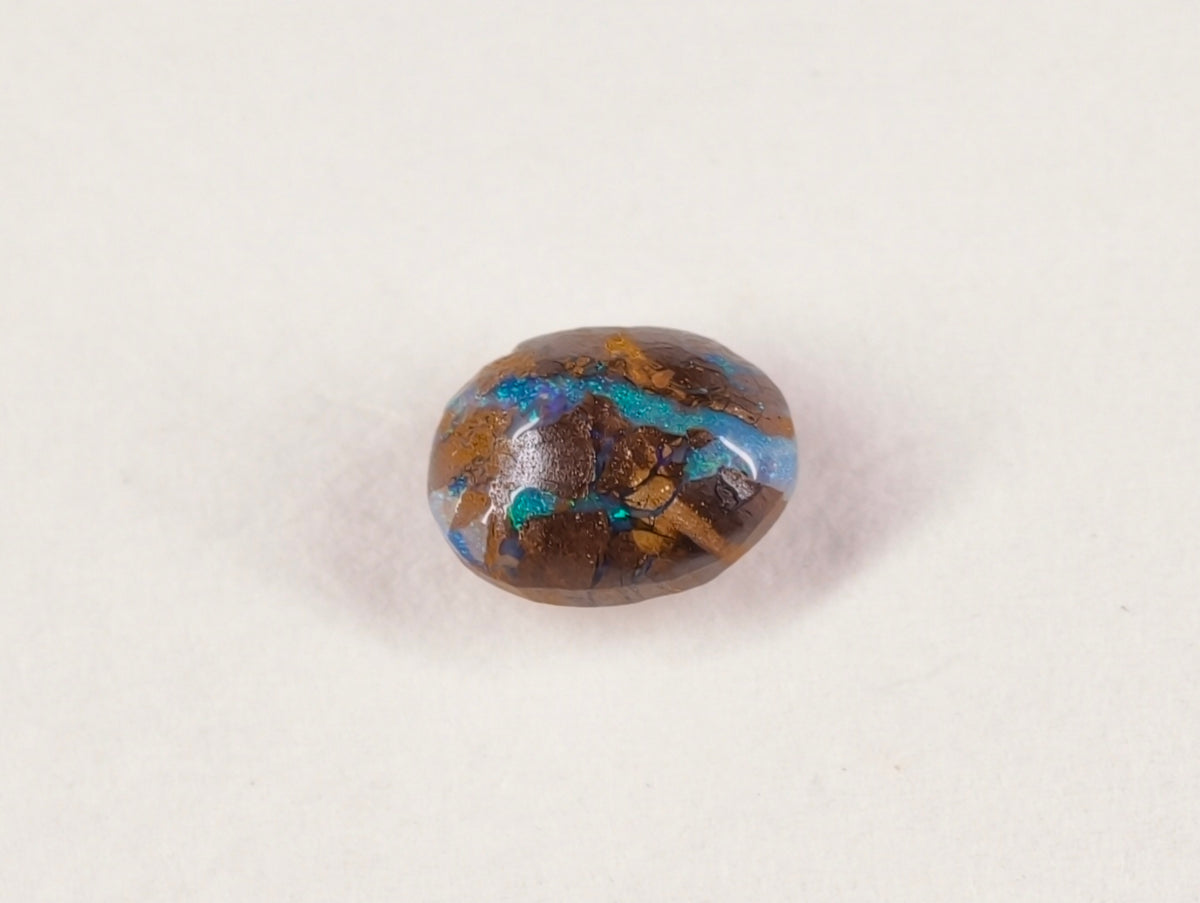 Opale boulder d’Australie — ovale — 7,8 × 6 × 2,9 mm