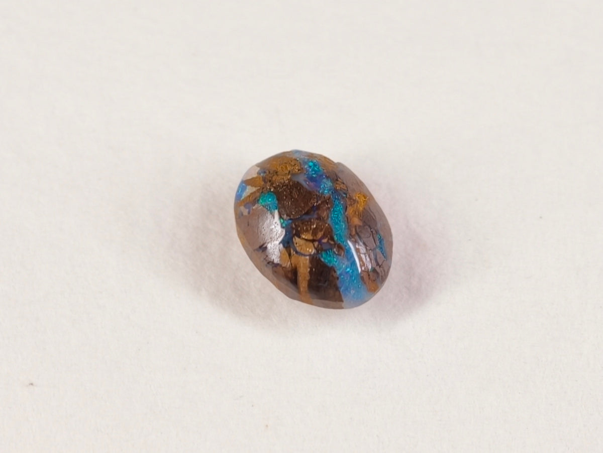 Opale boulder d’Australie — ovale — 7,8 × 6 × 2,9 mm