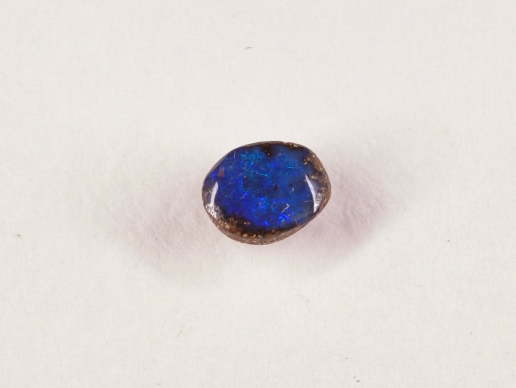 Opale boulder d’Australie — ovale — 5,3 × 7 × 3 mm