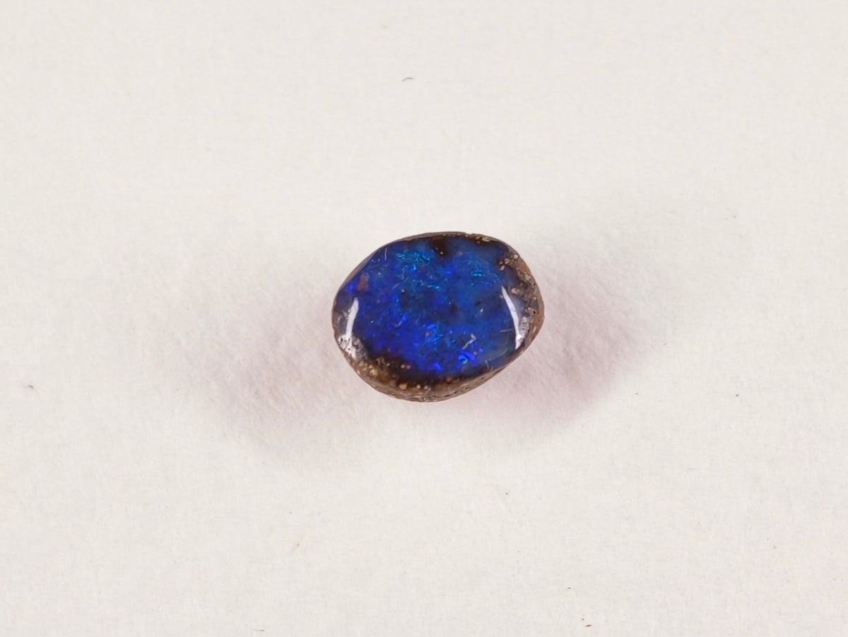 Opale boulder d’Australie — ovale — 5,3 × 7 × 3 mm