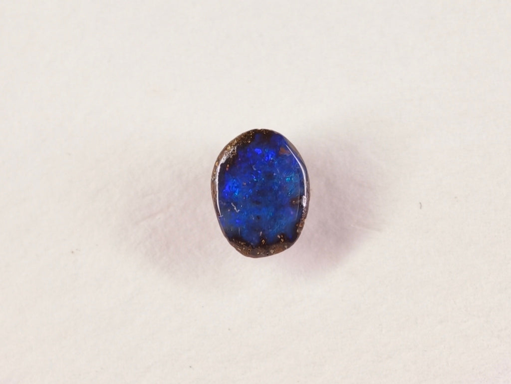 Opale boulder d’Australie — ovale — 5,3 × 7 × 3 mm
