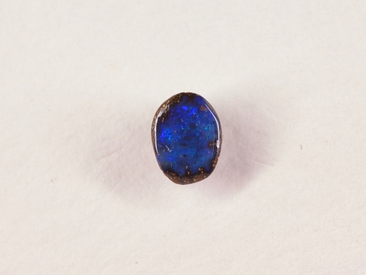 Opale boulder d’Australie — ovale — 5,3 × 7 × 3 mm