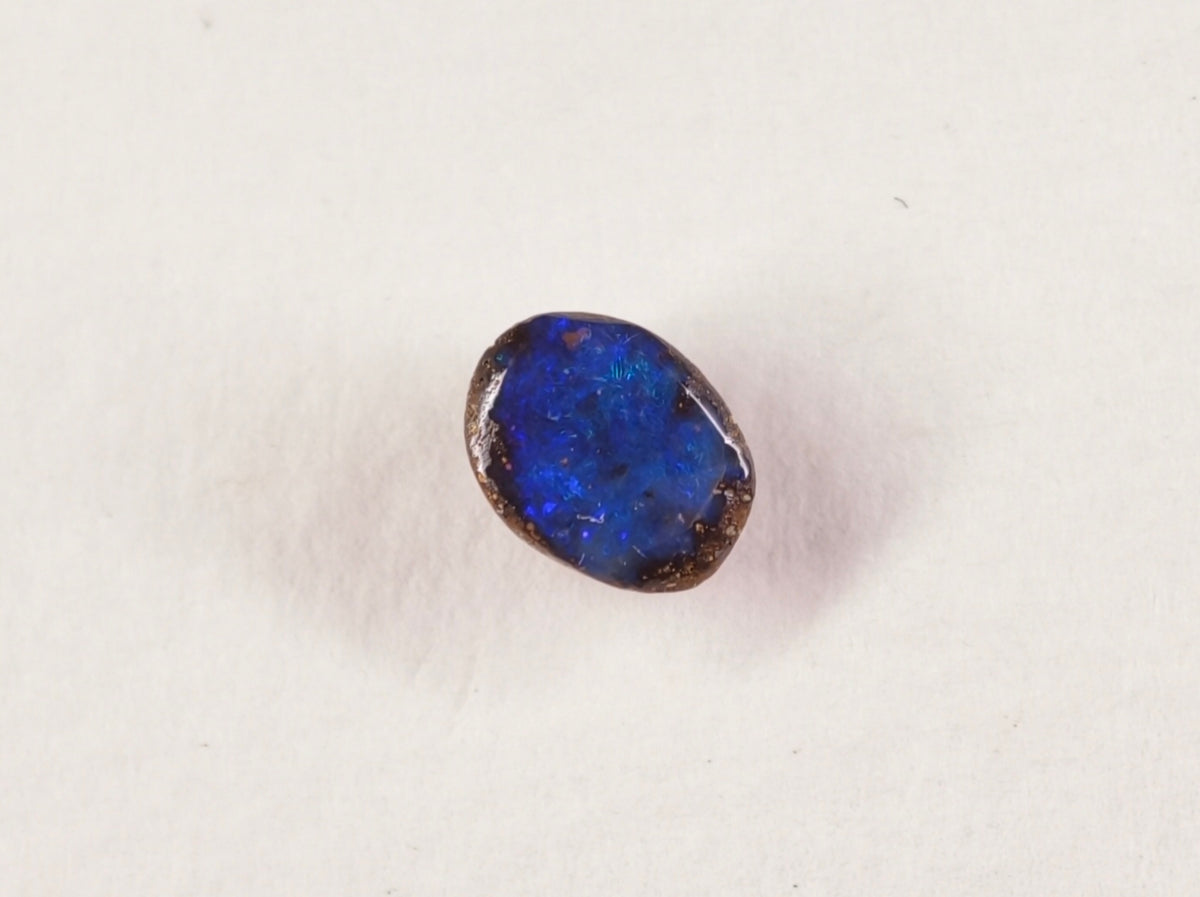 Opale boulder d’Australie — ovale — 5,3 × 7 × 3 mm