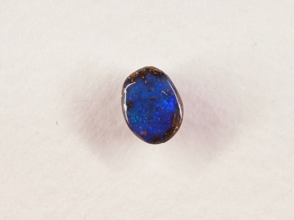 Opale boulder d’Australie — ovale — 5,3 × 7 × 3 mm