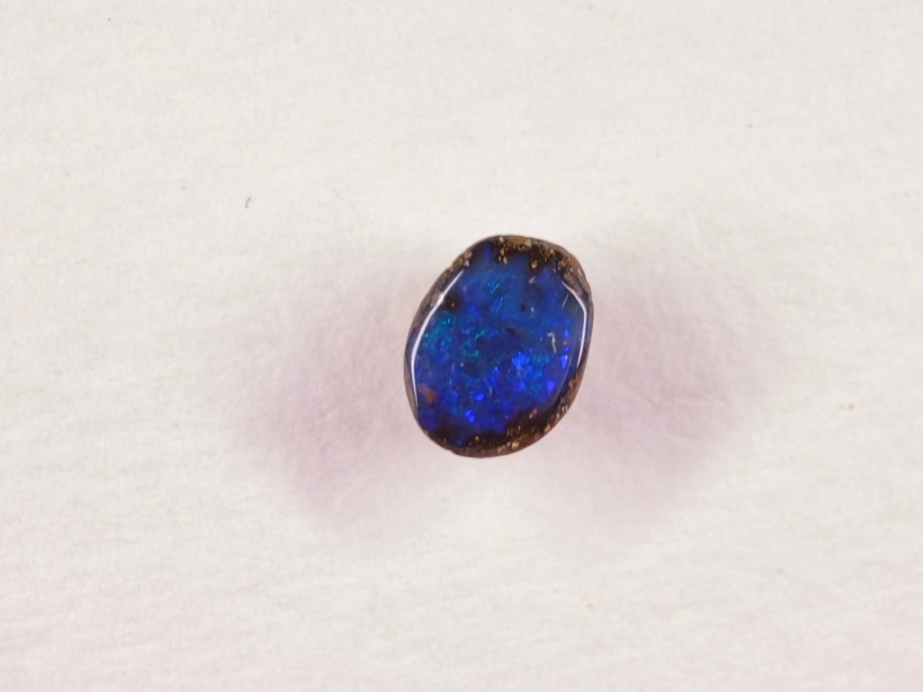 Opale boulder d’Australie — ovale — 5,3 × 7 × 3 mm