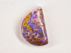 Opale boulder 0269 : forme à bord droit et côté arrondi, plages violettes dans la matrice ocre