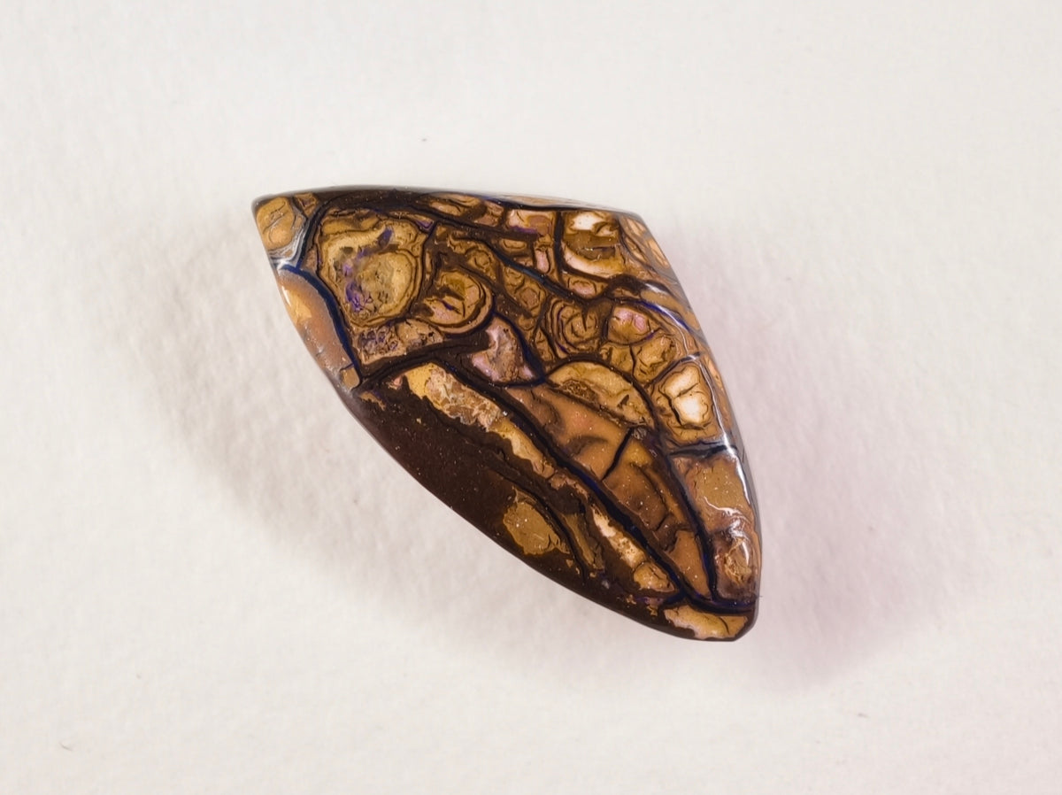 Opale boulder d’Australie — forme libre — violet — 28 ct