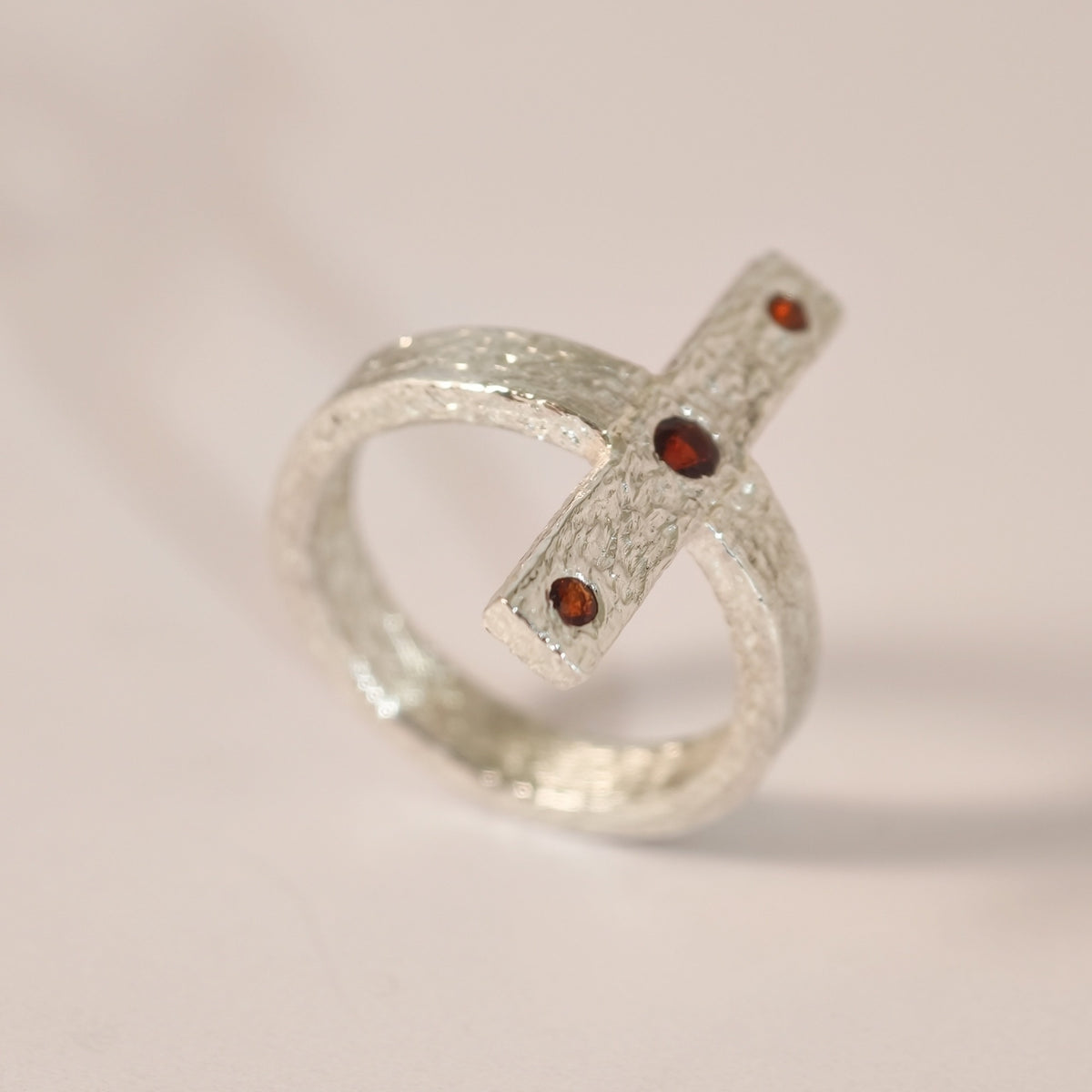 Bague croix en argent 925 et grenats – Taille 56 – BA06 — vue 1 — Tirou Bijou