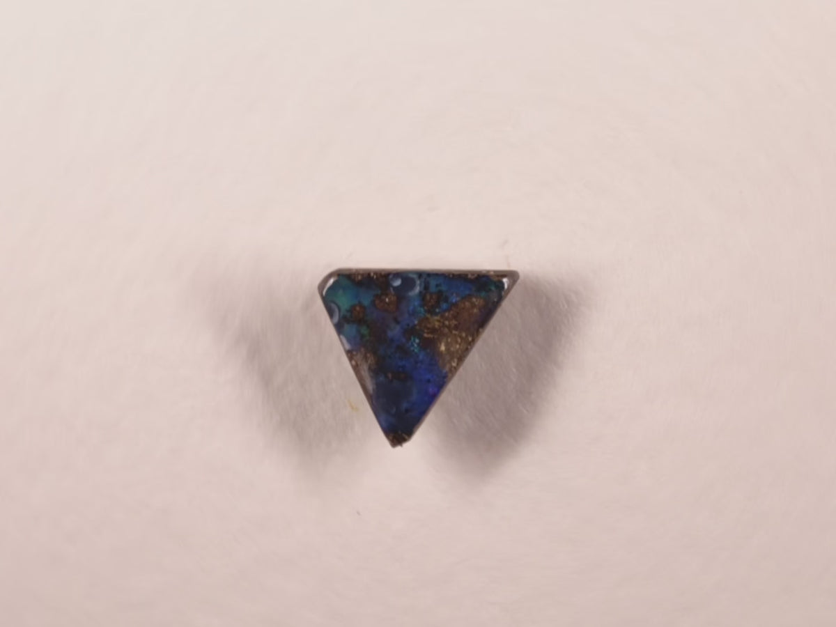 Opale boulder d’Australie — triangle — 2,6 ct
