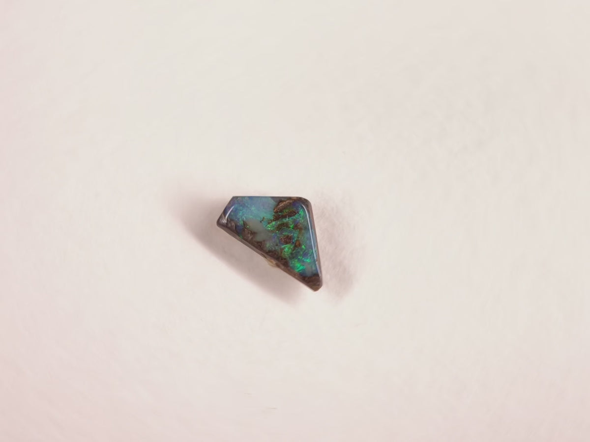 Opale boulder d’Australie — forme libre — 1,5 ct