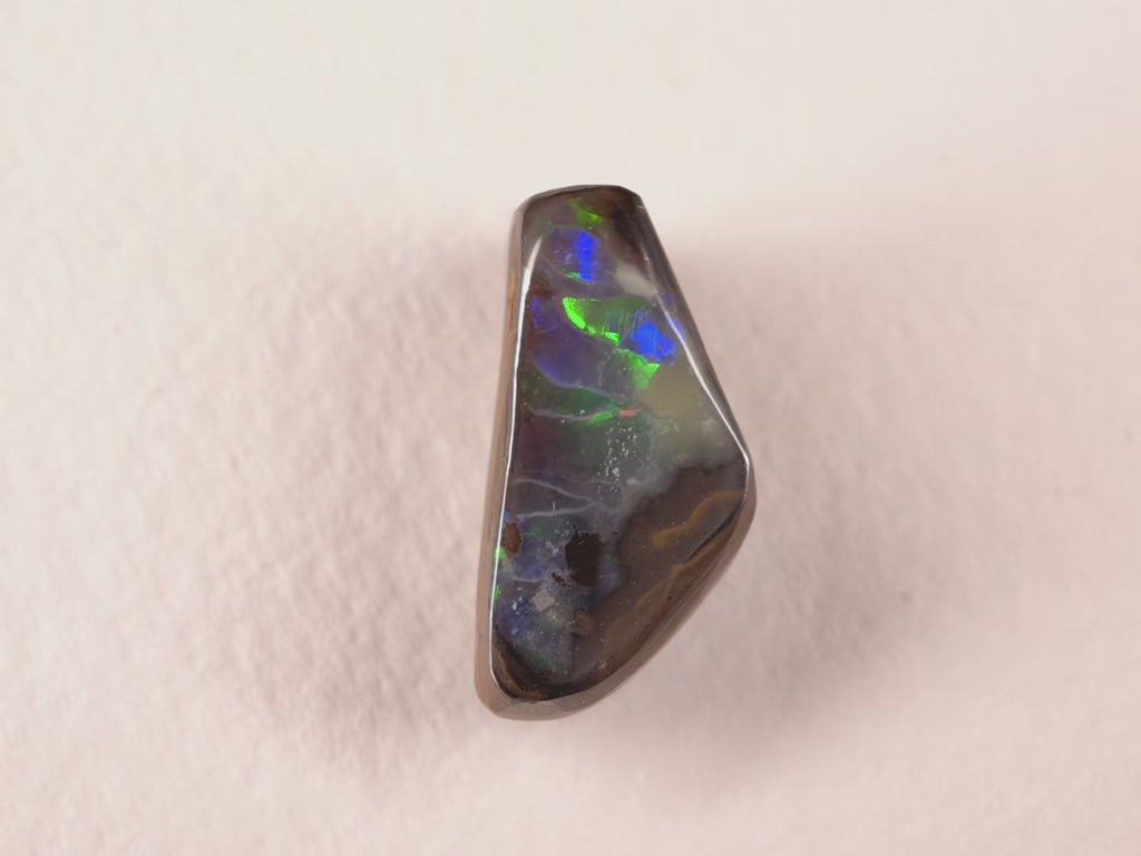 Opale boulder d’Australie — forme libre — 18,2 ct