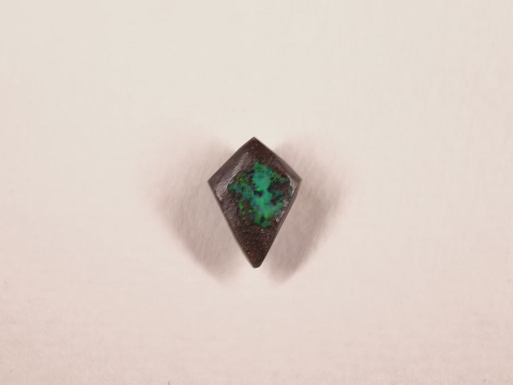 Opale boulder d’Australie — cerf-volant — vert — 2,5 ct