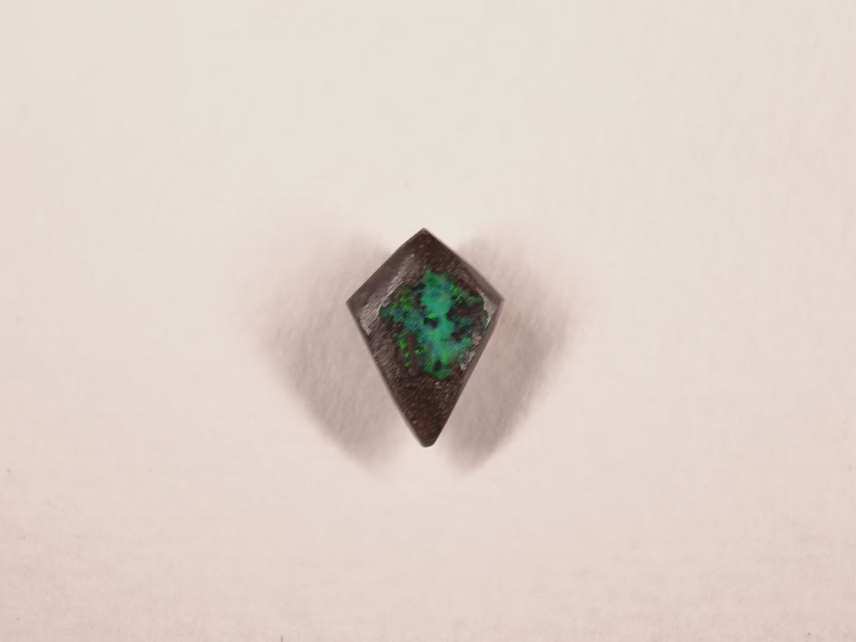 Opale boulder d’Australie — cerf-volant — vert — 2,5 ct