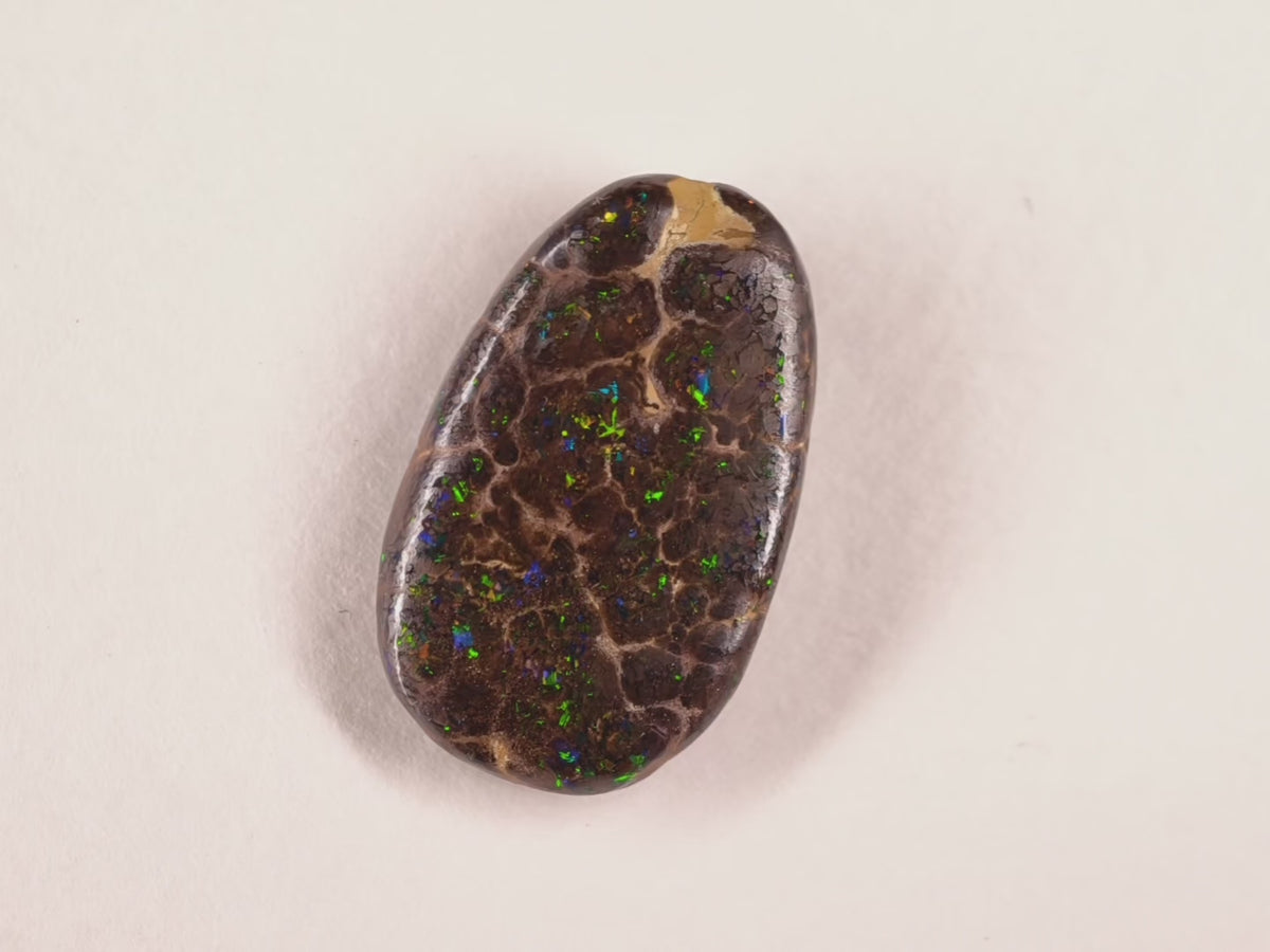Opale boulder d’Australie — forme libre — 12 ct