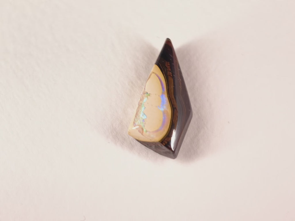 Opale boulder d’Australie — forme libre — 12,5 ct