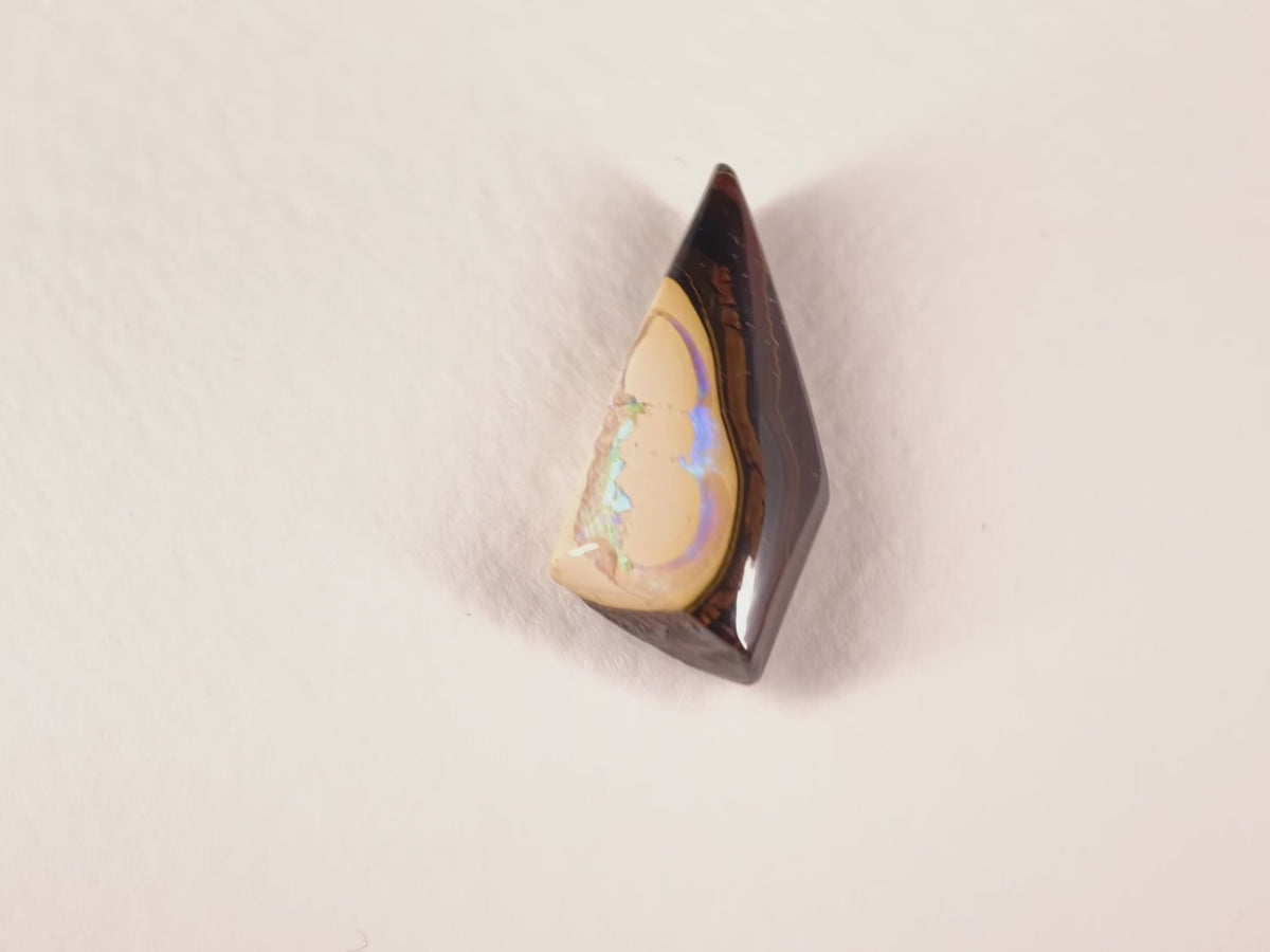 Opale boulder d’Australie — forme libre — 12,5 ct