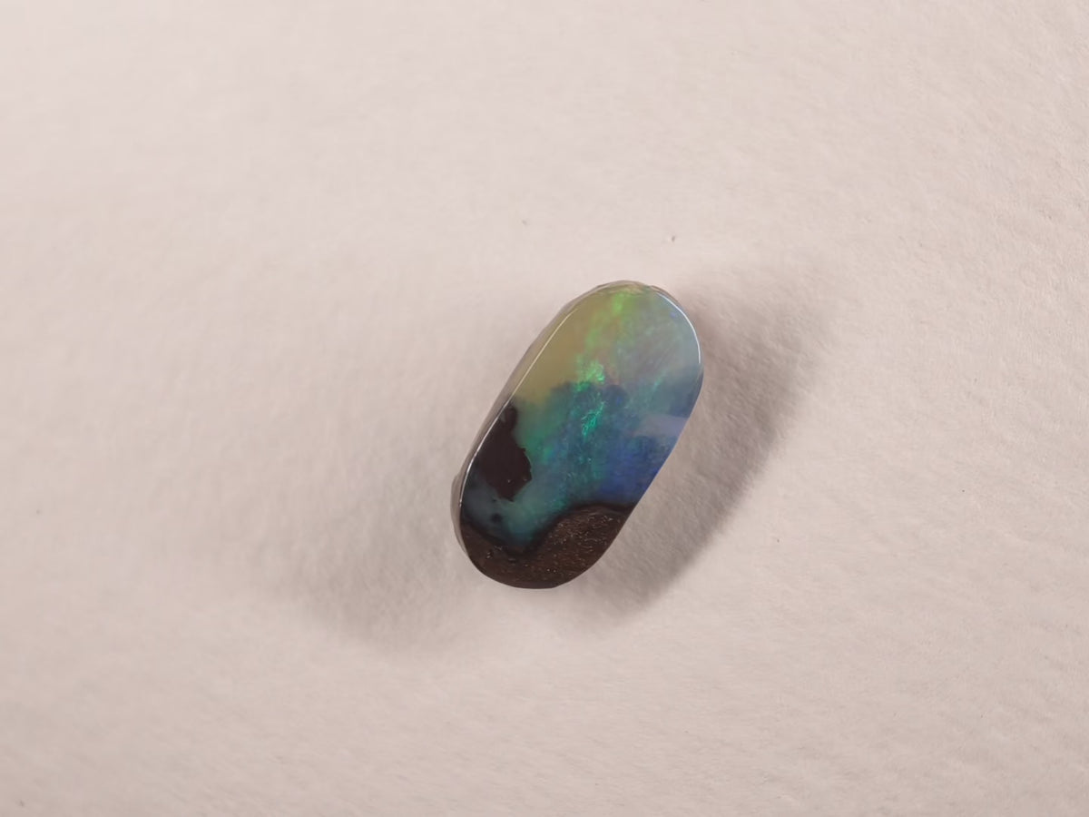 Opale boulder d’Australie — ovale — 7 ct