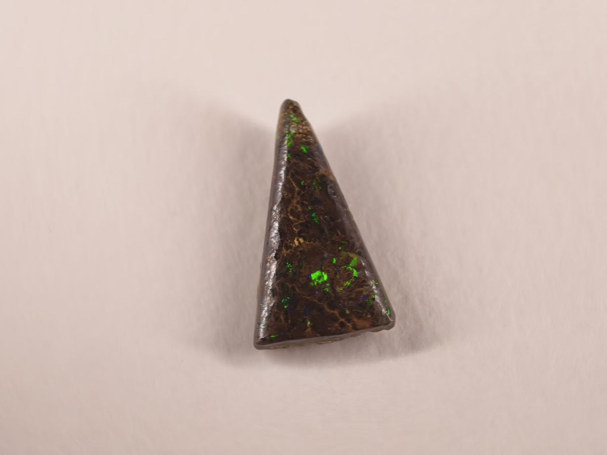 Opale boulder d’Australie — triangle — 9,5 ct