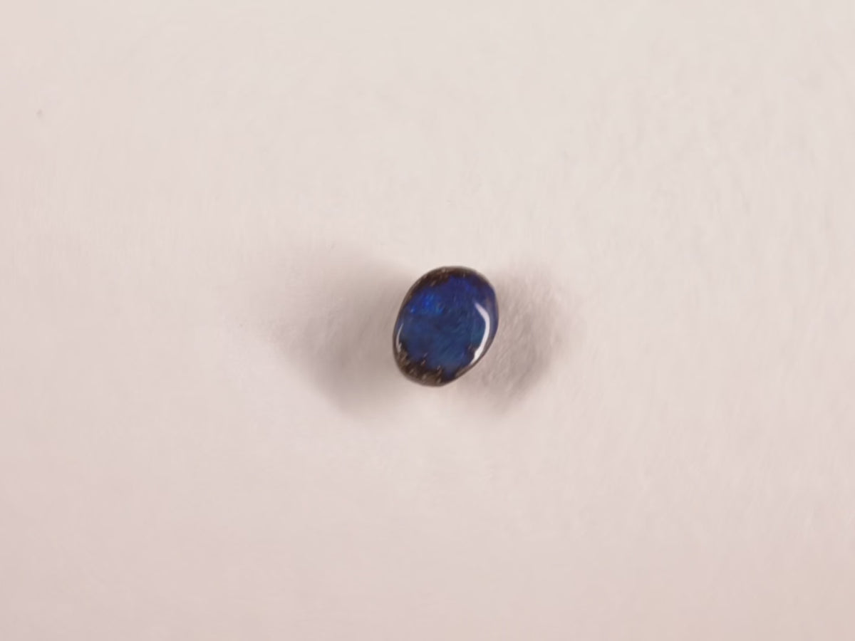 Opale boulder d’Australie — ovale — 5,3 × 7 × 3 mm