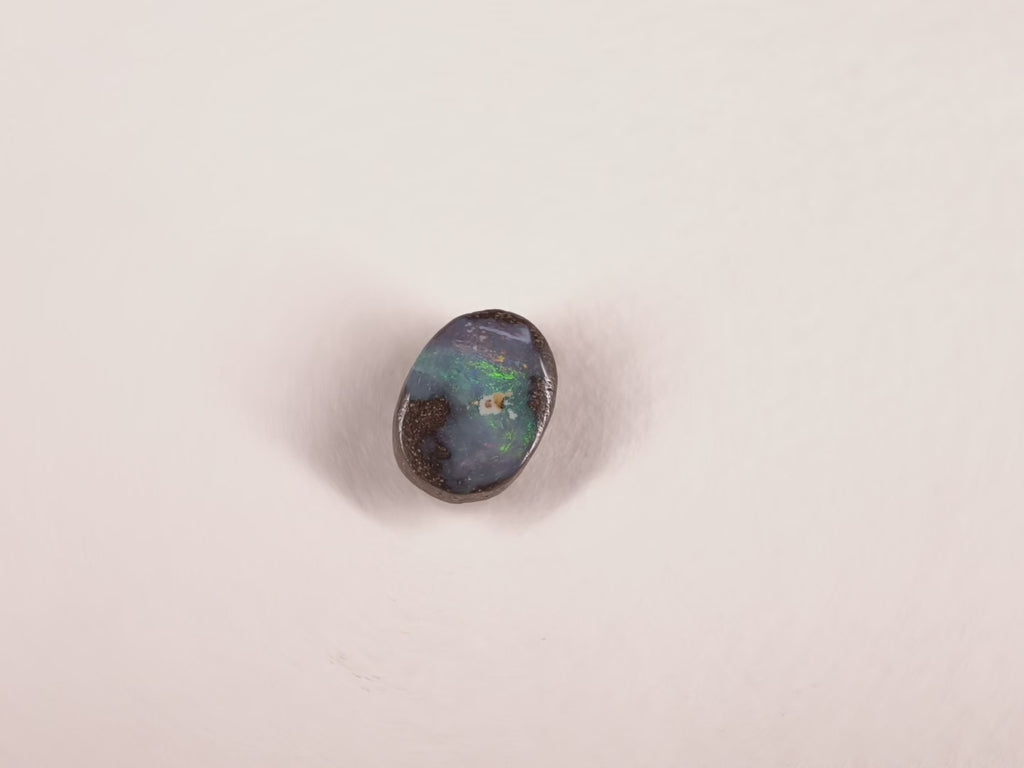 Opale boulder d’Australie — ovale — multicolore — 3,7 ct