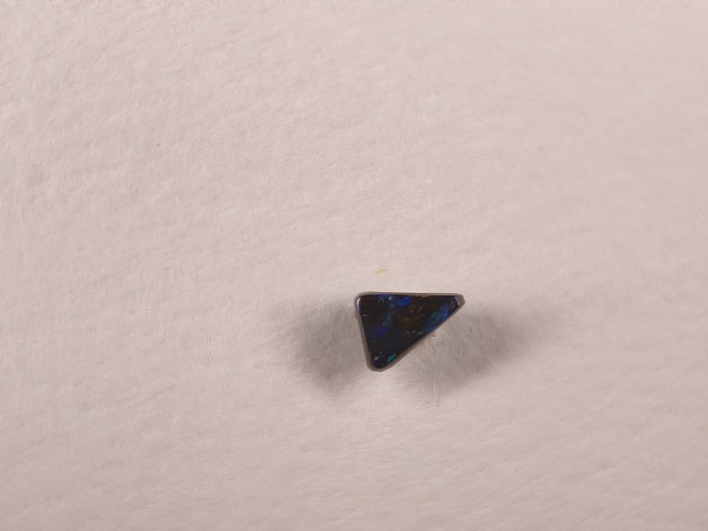 Opale boulder d’Australie — triangle — 1,5 ct