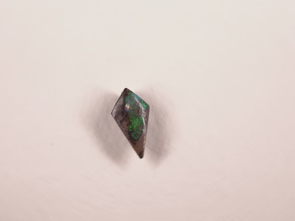 Opale boulder d’Australie — ovale — 4,9 ct