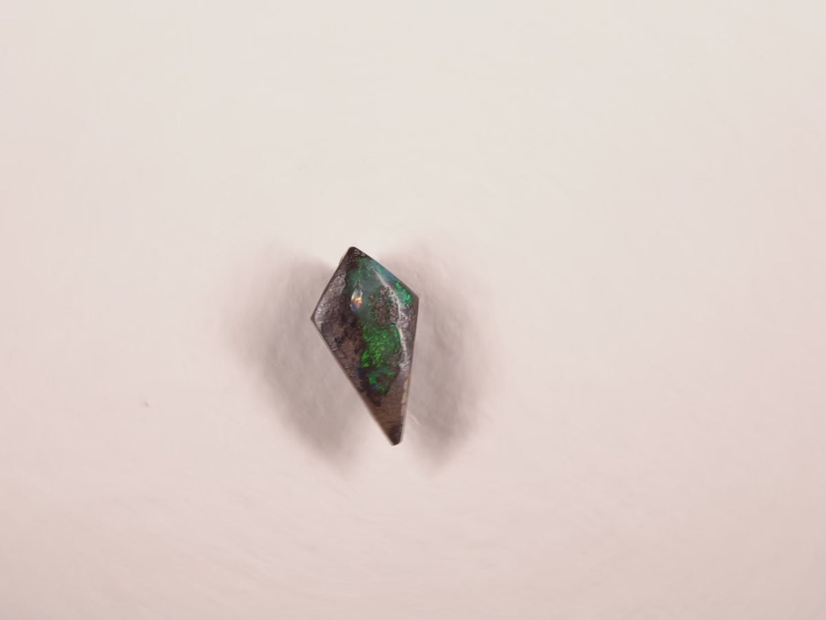 Opale boulder d’Australie — ovale — 4,9 ct