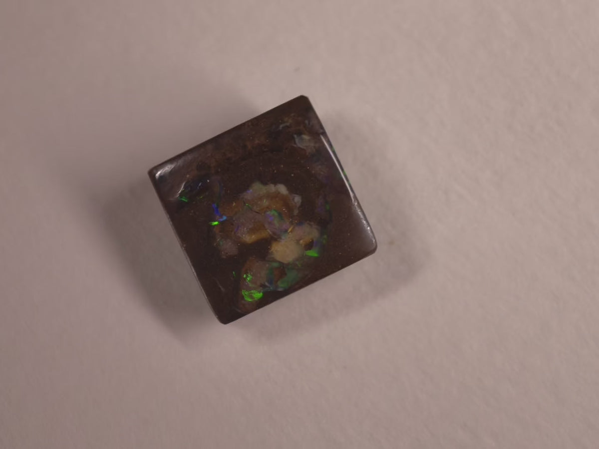 Opale boulder d’Australie — carré — 11,1 ct