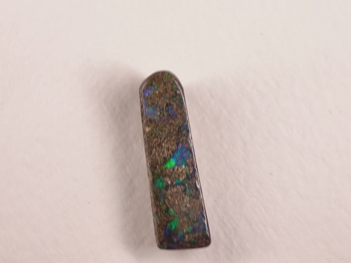 Opale boulder d’Australie — forme libre — 8,5 ct
