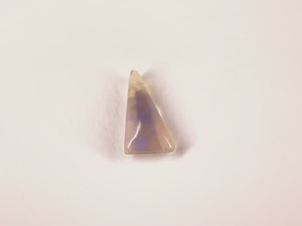 Opale d’Australie — triangle — 2,2 ct