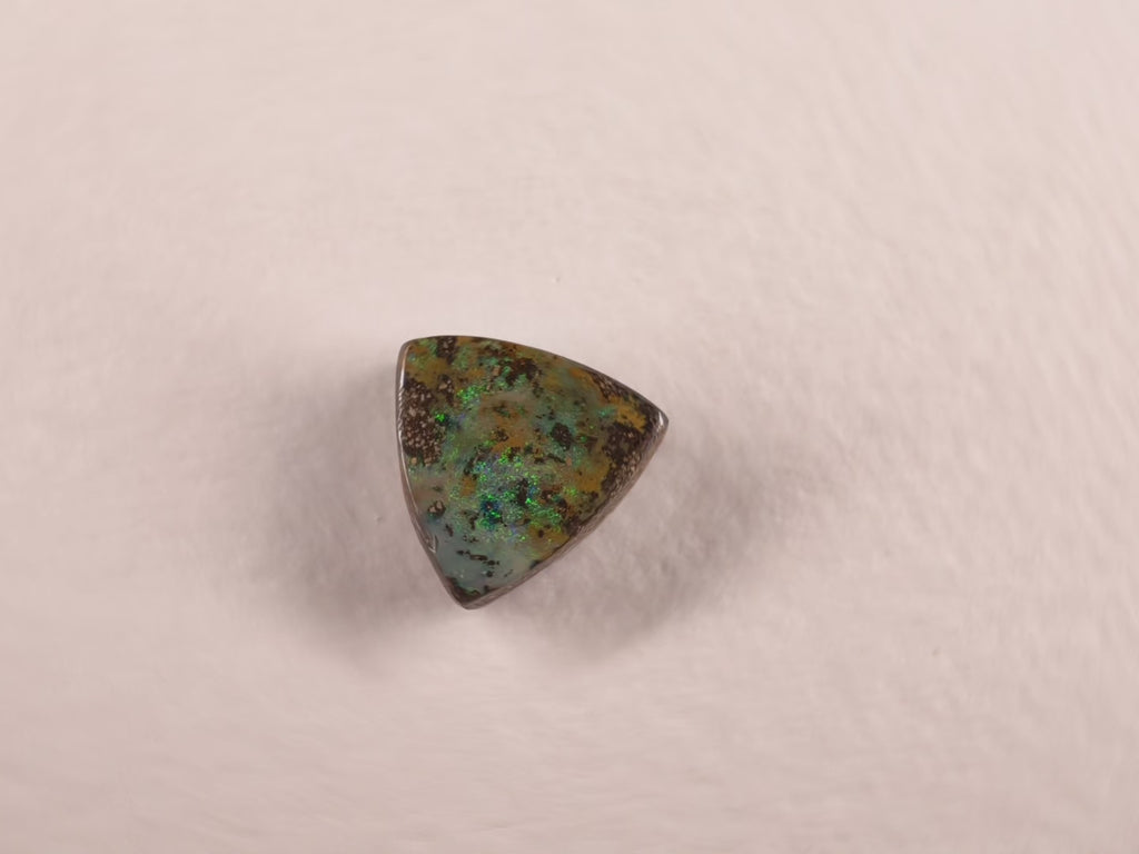 Opale boulder d’Australie — forme libre — 5,5 ct