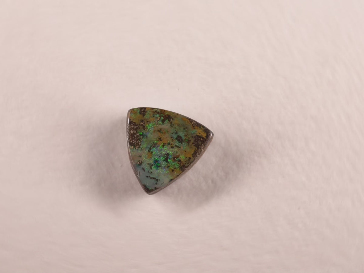Opale boulder d’Australie — forme libre — 5,5 ct
