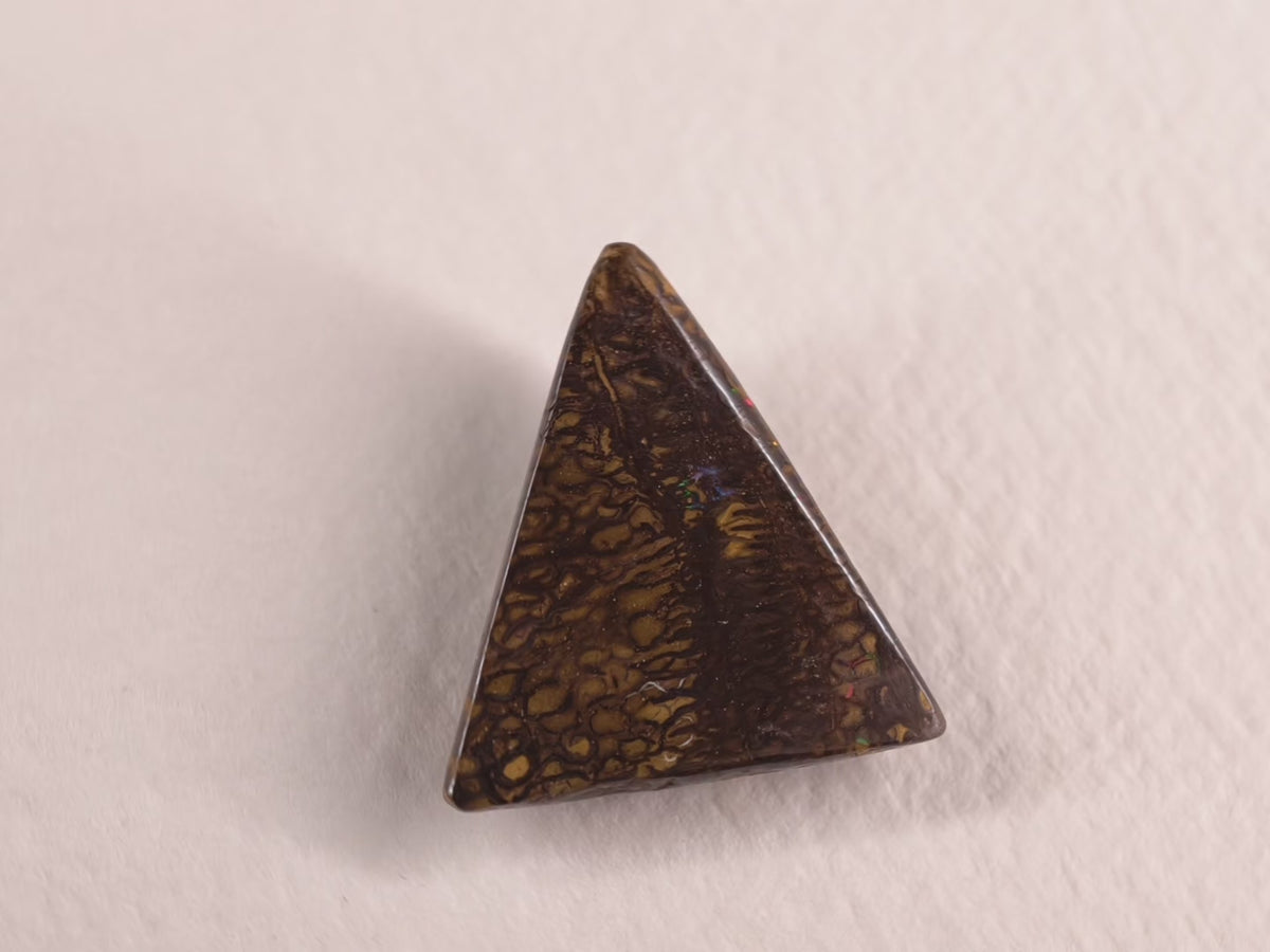Opale boulder d’Australie — triangle — 14 ct