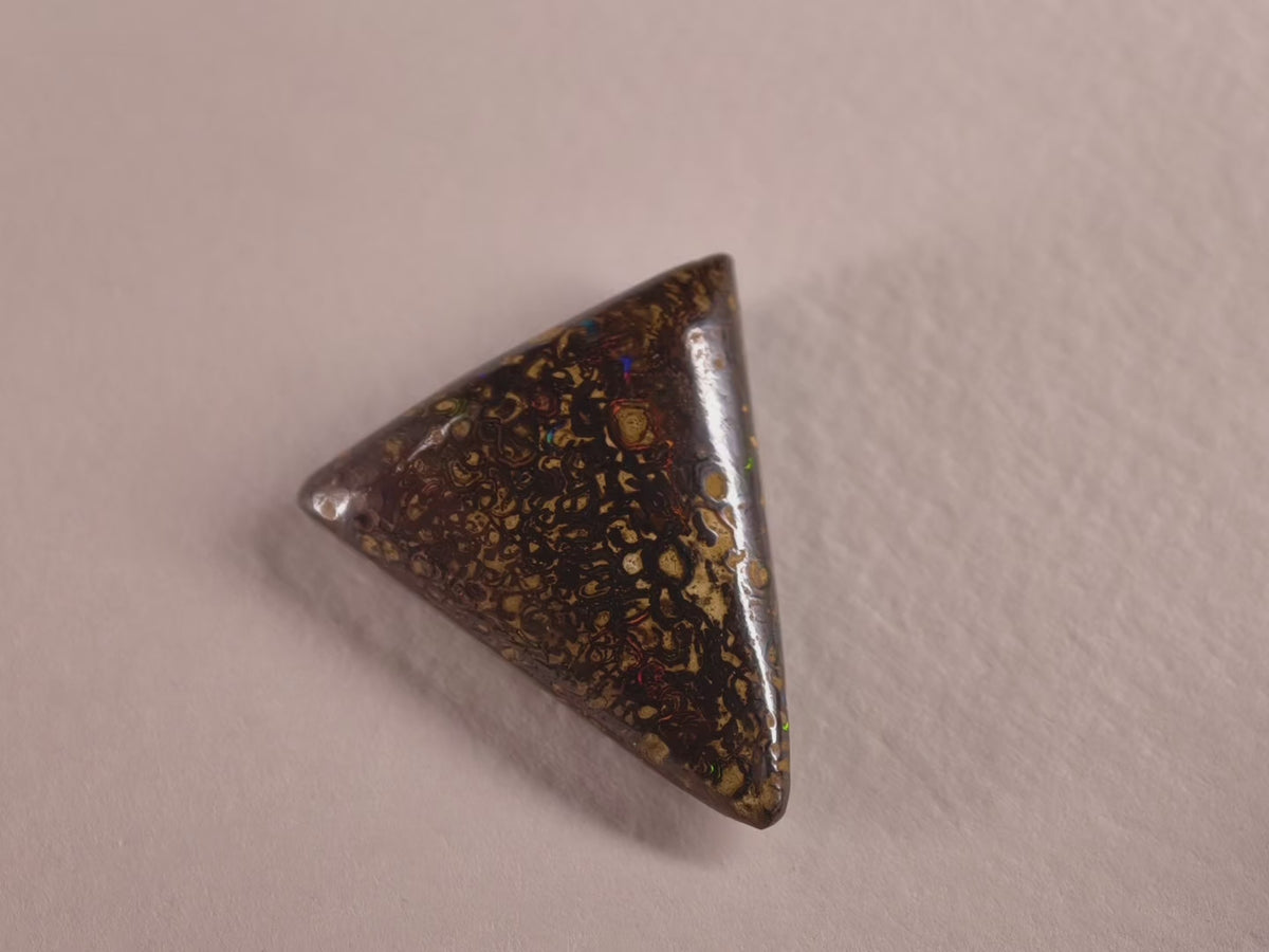 Opale boulder d’Australie — triangle — 14 ct