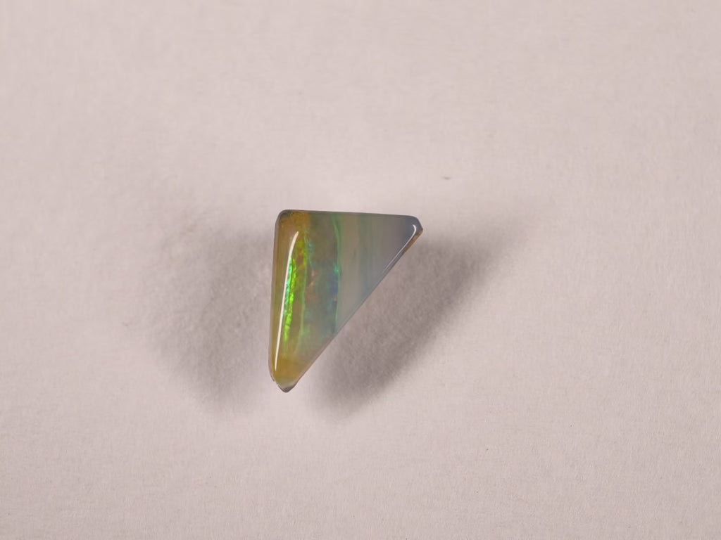 Opale boulder d’Australie — triangle — 2,9 ct