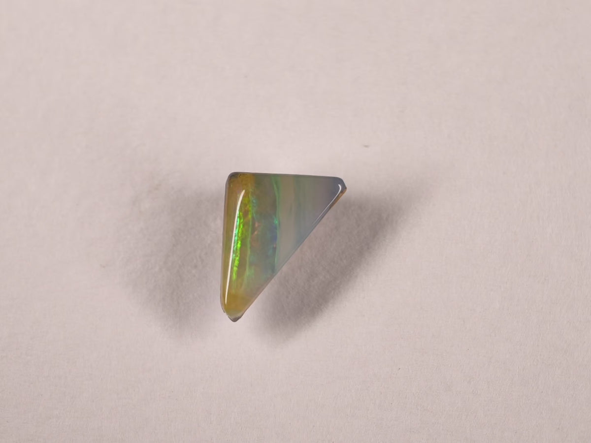 Opale boulder d’Australie — triangle — 2,9 ct