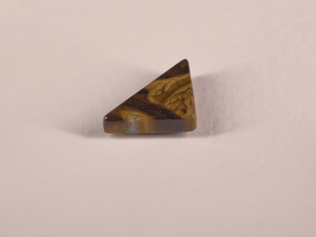 Opale boulder d’Australie — triangle — 6,5 ct