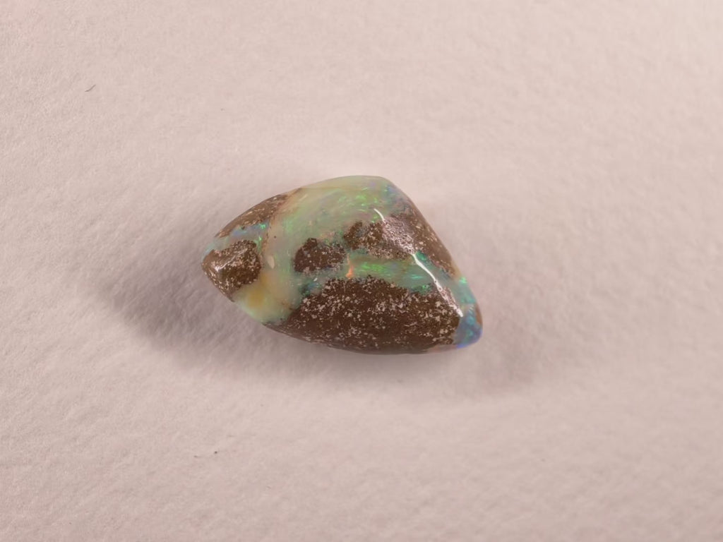 Opale boulder d’Australie — forme libre — 10,3 ct