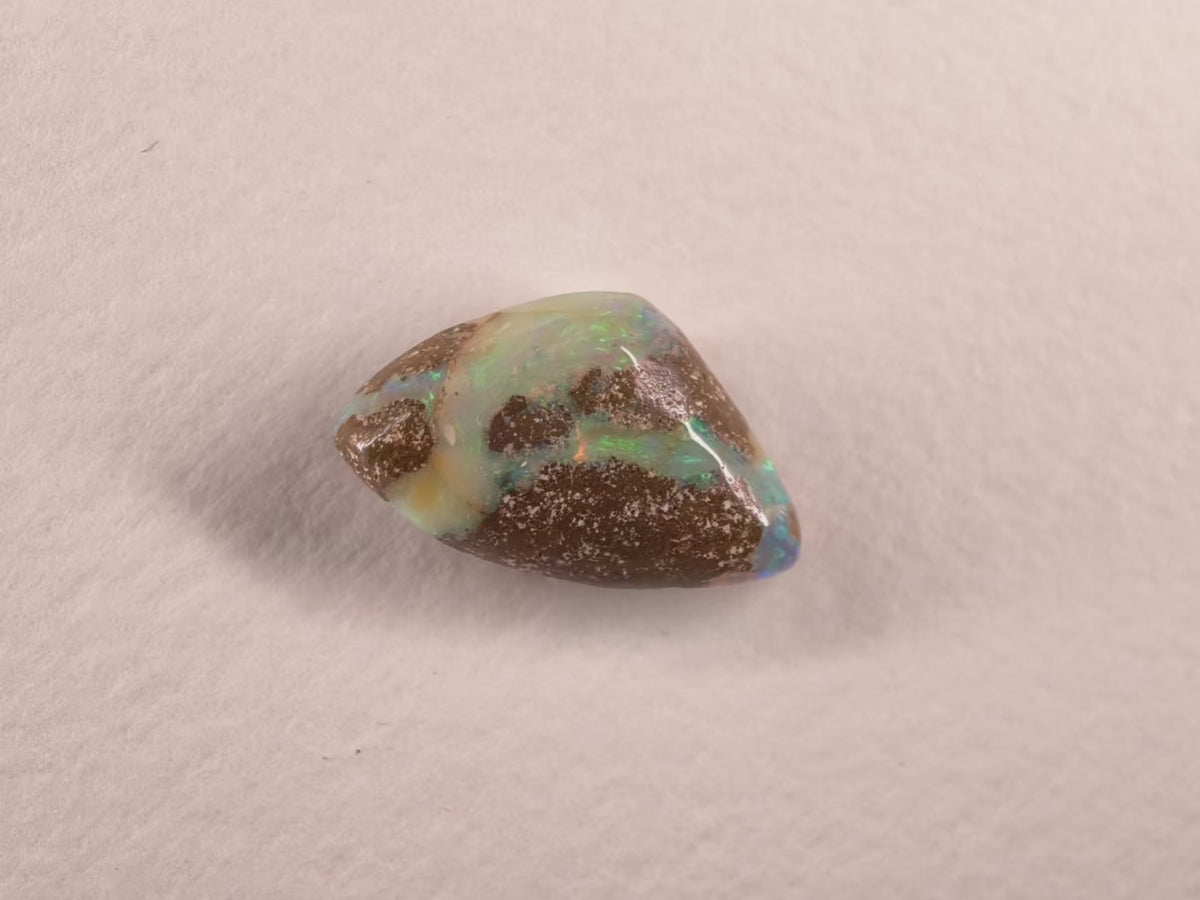 Opale boulder d’Australie — forme libre — 10,3 ct
