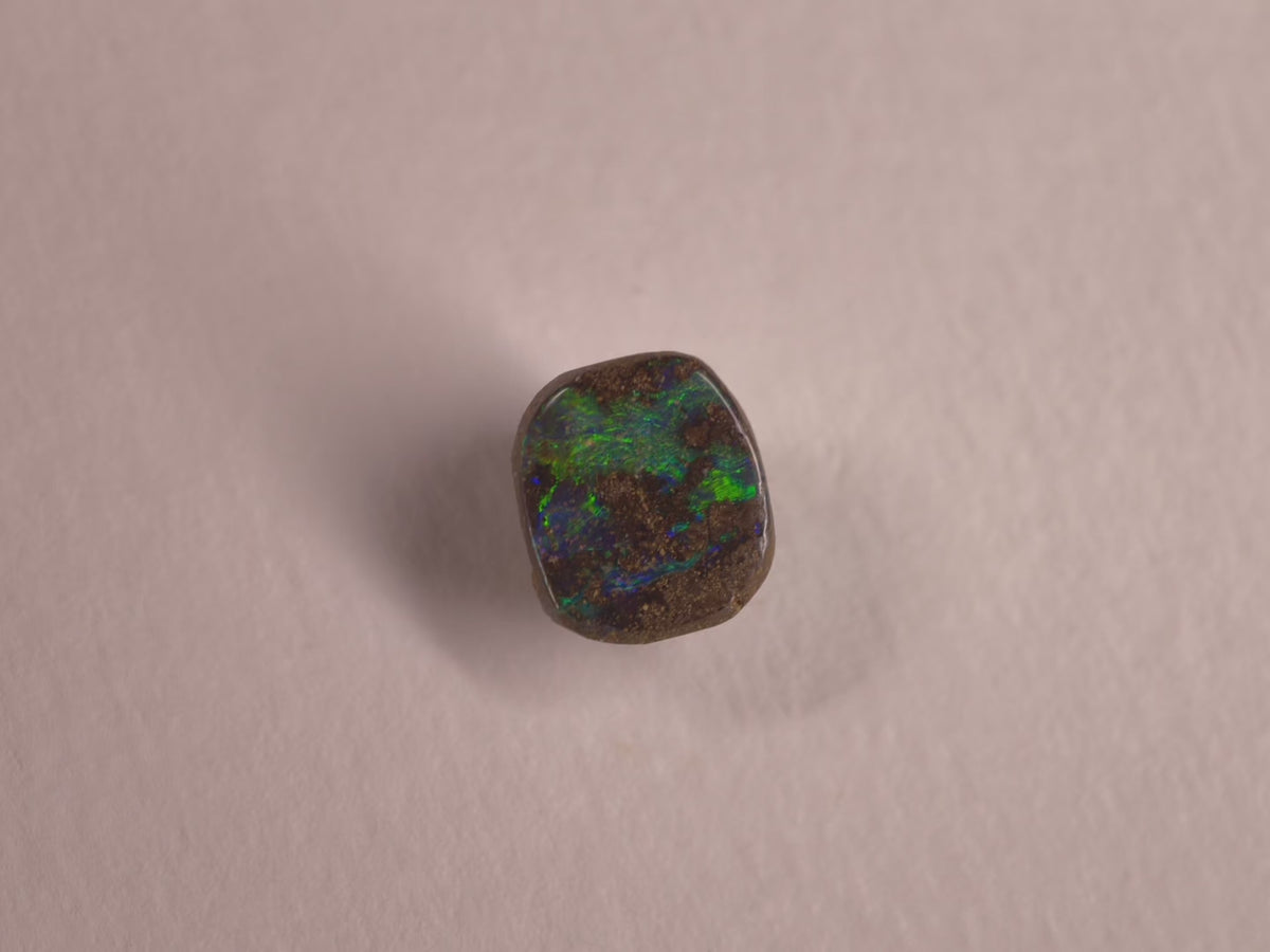 Opale boulder d’Australie — forme libre — 3 ct