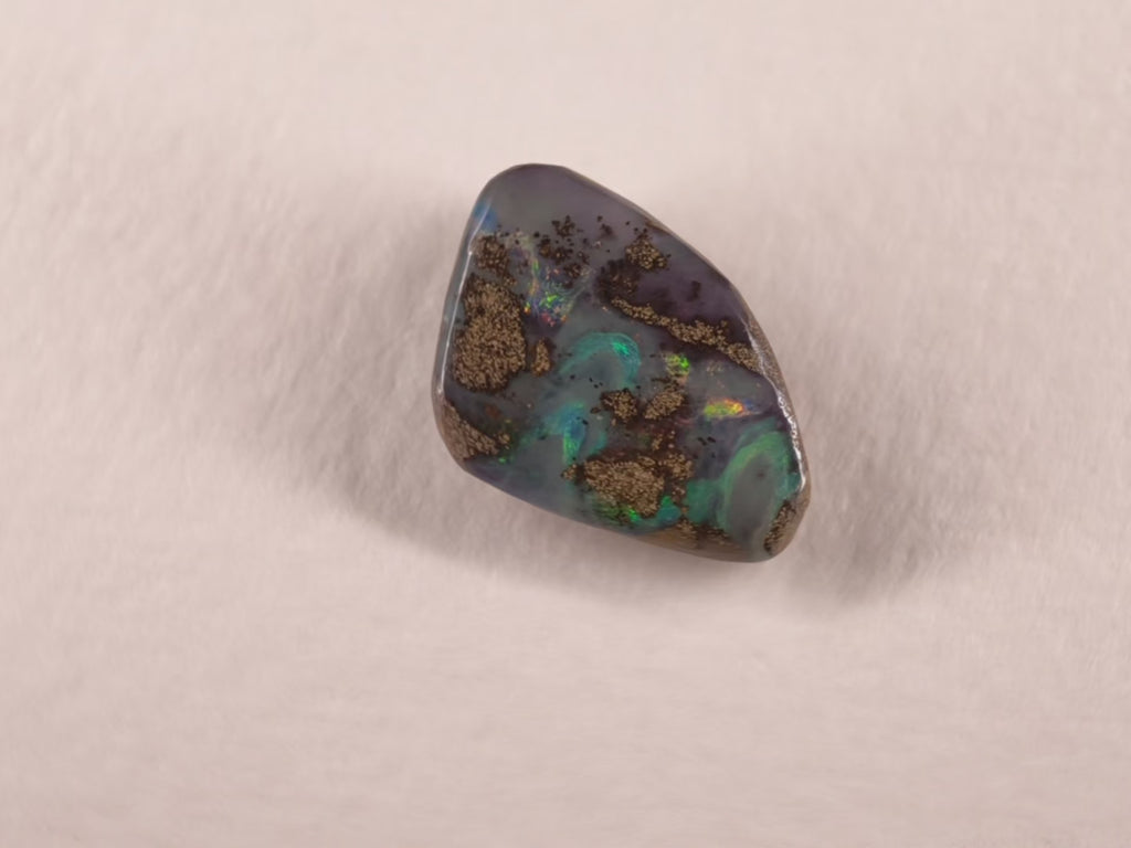 Opale boulder d’Australie — forme libre — 8,2 ct