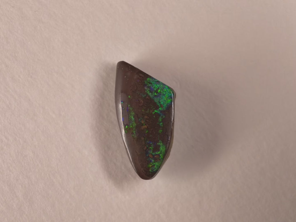 Opale boulder d’Australie — forme libre — 8,2 ct