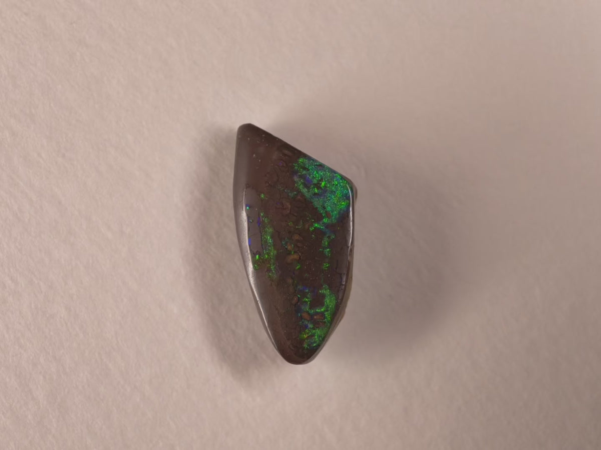 Opale boulder d’Australie — forme libre — 8,2 ct