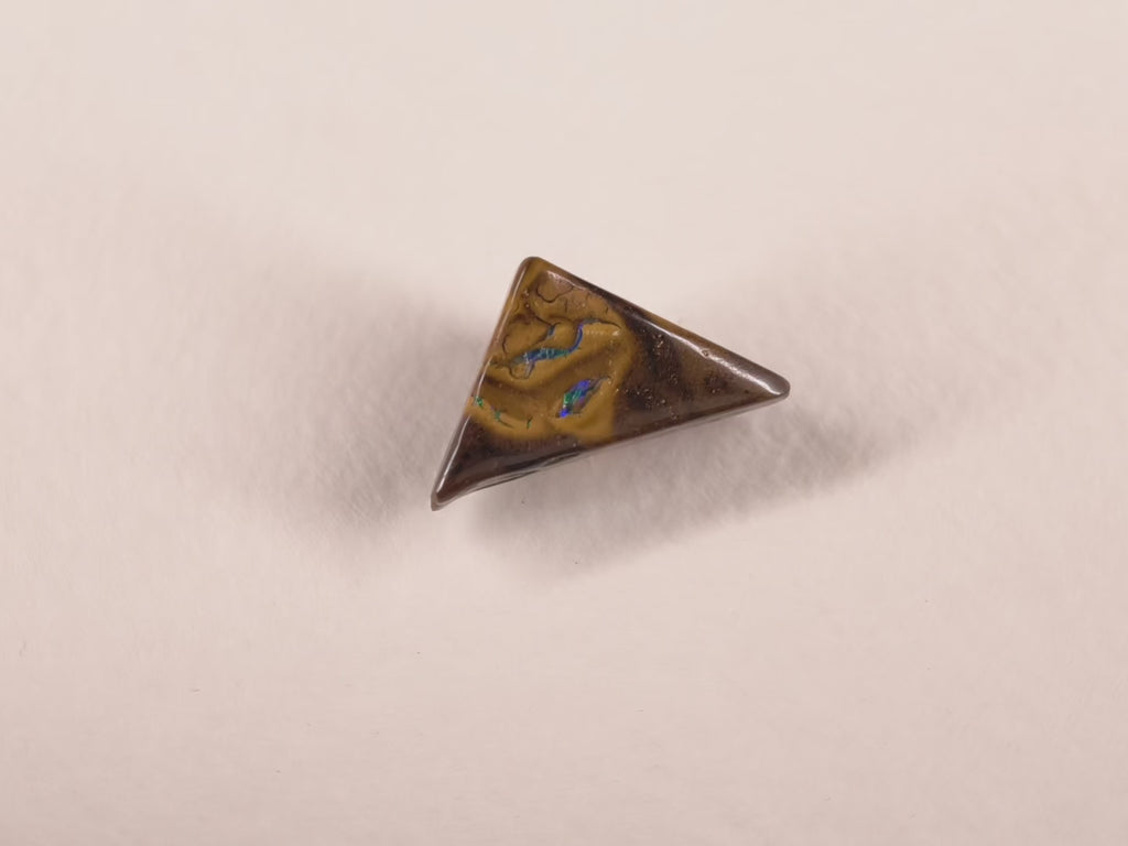 Opale boulder d’Australie — triangle — 7 ct