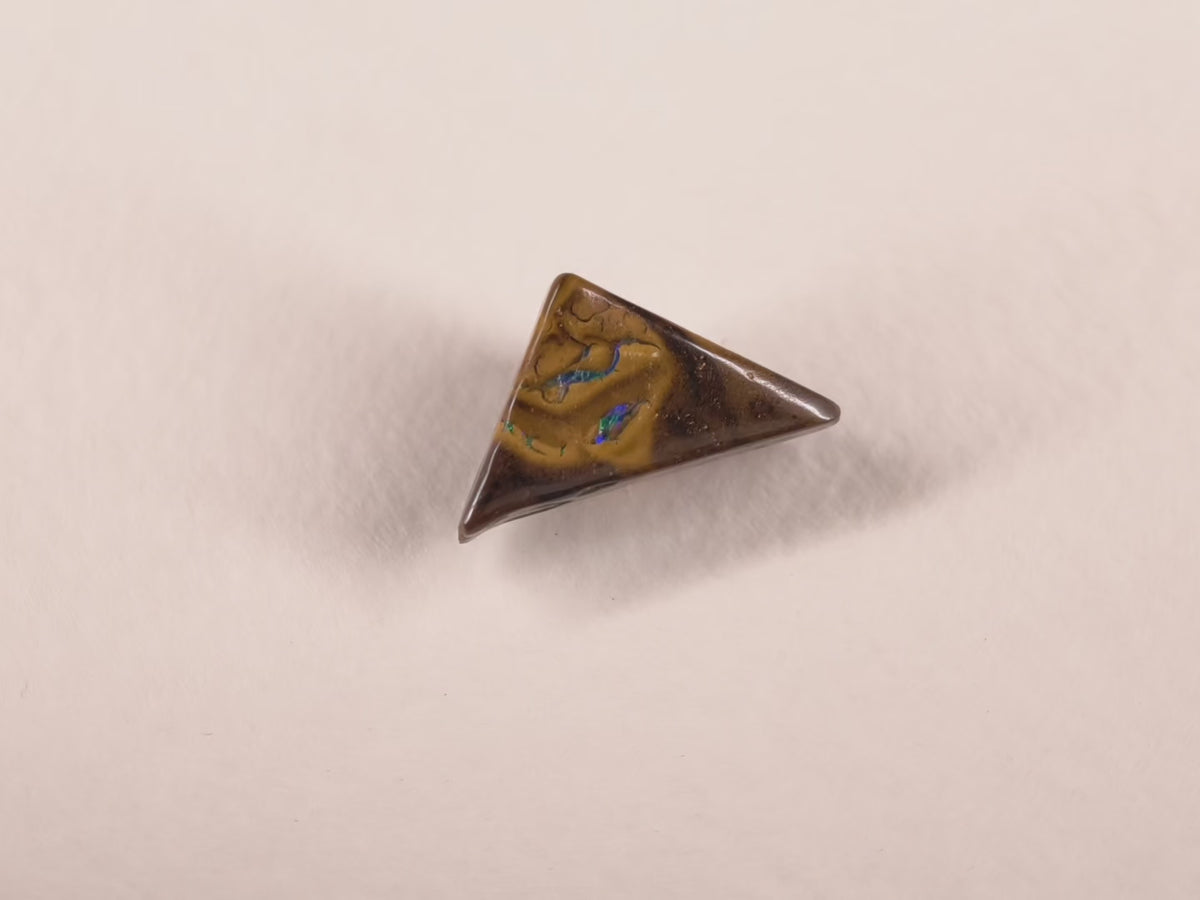 Opale boulder d’Australie — triangle — 7 ct