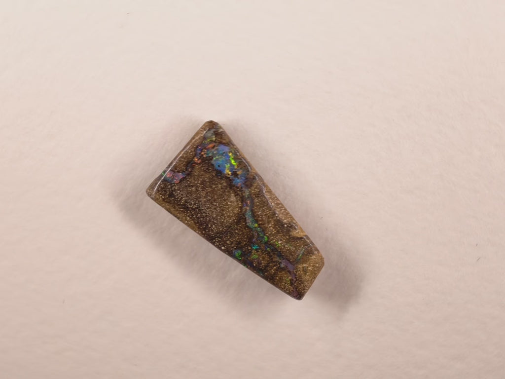 Opale boulder d’Australie — forme libre — 8 ct