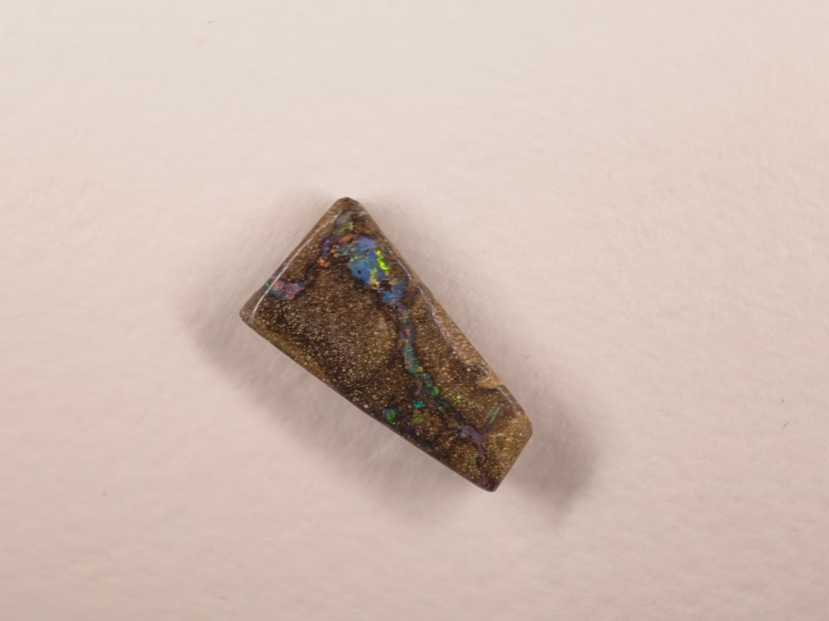 Opale boulder d’Australie — forme libre — 8 ct