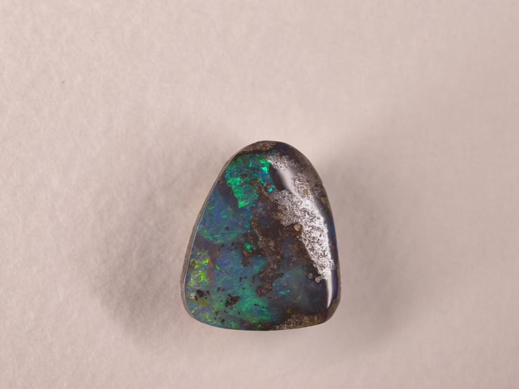 Opale boulder d’Australie — forme libre — 6,7 ct